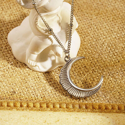 Stainless Steel Moon Pendant Necklace for Women's Daily Wear