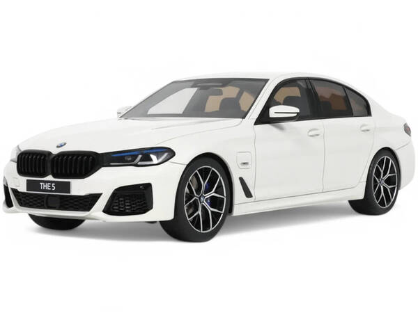 2023 BMW 545e xDrive M Sport Alpine White 1/18 Model Car by GT Spirit