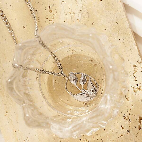 Non-Tarnish Oval with Flower Stainless Steel Pendant Necklace with Cuban Link Chains