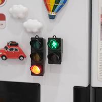 Mini Traffic Light Fridge Magnet, 1 Set Battery Powered Simulation Pedestrian Signal & Traffic Light Fridge Magnet, Home Deco...