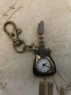 Men's Vintage Style Guitar Shaped Design Quartz Watch, Casual Trendy Analog Watch As Gifts, Fashionable Keychain & Bag Charm ...
