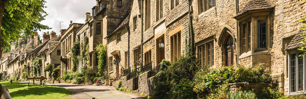 Gateway to the Cotswolds: A Burford Tour from Tolsey Museum to Reavley Chemist
