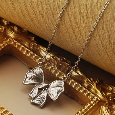 Fashionable Stainless Steel Butterfly Pendant Necklace for Women's Daily Wear