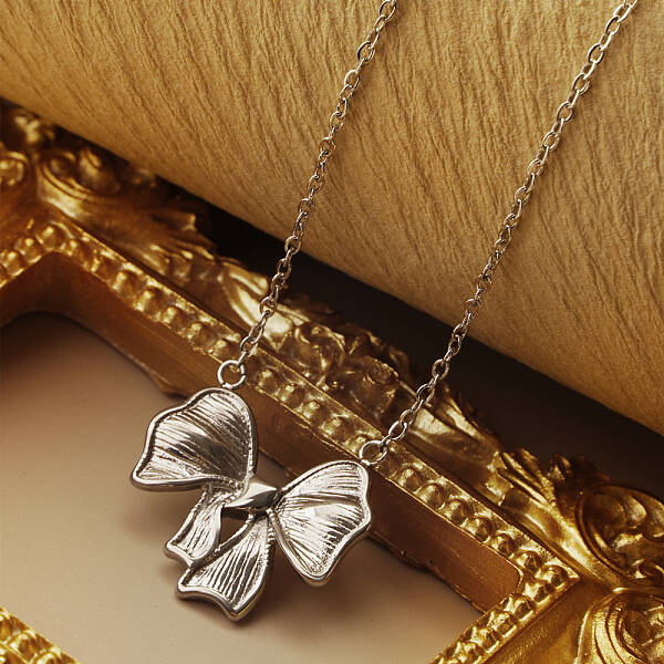 Fashionable Stainless Steel Butterfly Pendant Necklace for Women's Daily Wear