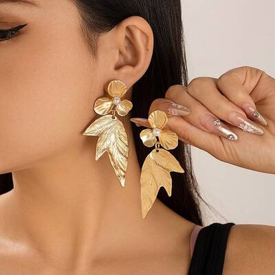 Chic 3D Leaf Zinc Alloy Stud Earrings