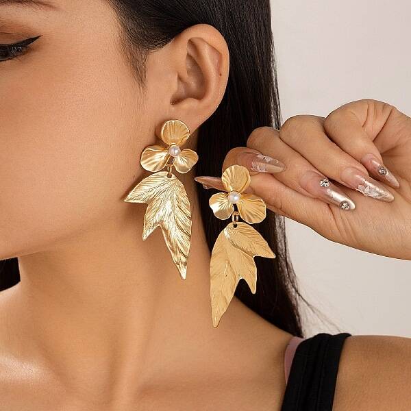 Chic 3D Leaf Zinc Alloy Stud Earrings