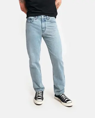 Straight fit jeans in organic light vintage | Thread color: Black | Waist rise: High | Hem length: Regular