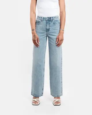 Wide leg jeans in organic light vintage | Thread color: Black | Waist rise: Mid | Hem length: Cropped