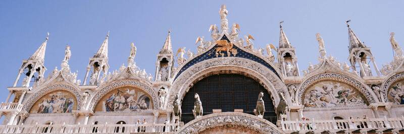 In and Around St. Mark‘s Square: A Walk with Context