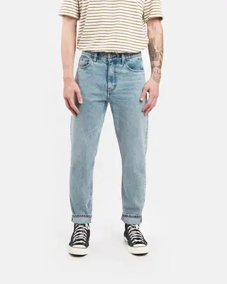 Relaxed tapered fit jeans in organic light vintage | Thread color: Navy | Waist rise: High | Hem length: Cuffed