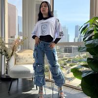 Jogger cargo denim de tiro alto con un diseño funcional y lleno de actitud. Con bolsillos grandes estilo cargo, cordones aju...