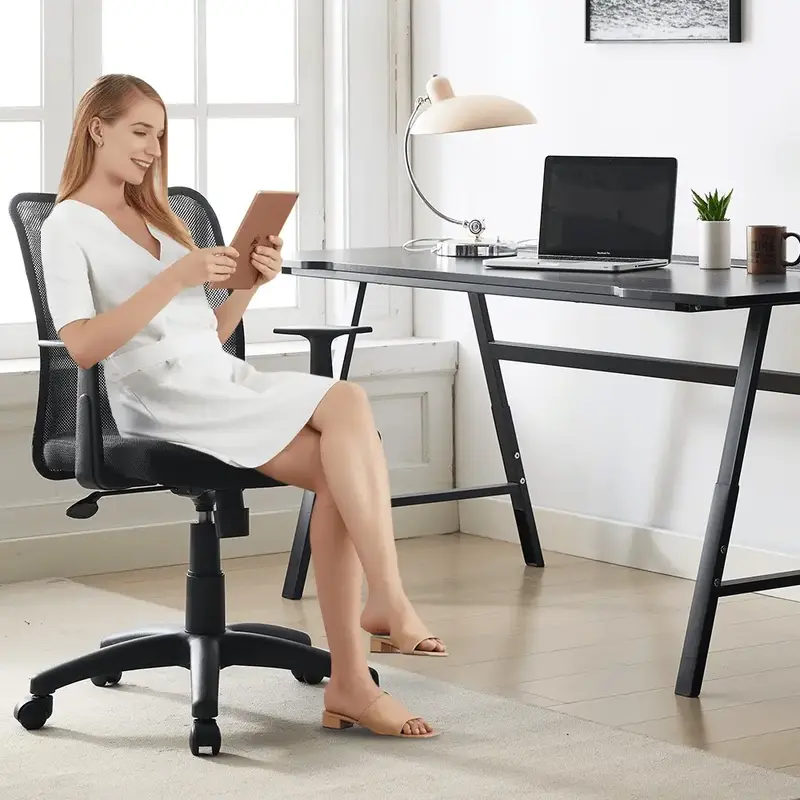 Mesh Minimalist Office Chair with Wheels - Ergonomic Desk Chair for Home and Office