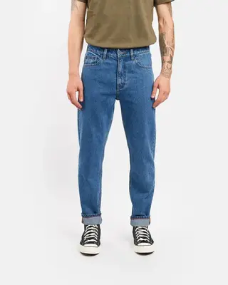 Relaxed tapered fit jeans in organic mid vintage | Thread color: White | Waist rise: High | Hem length: Cuffed