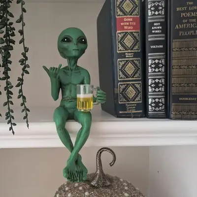 Alien Design Beer Drinking Statue, 1 Box Fun & Humorous Outer Space Decor, Alien Figurine with Beer Mug, Ideal Gift for Sci-F...