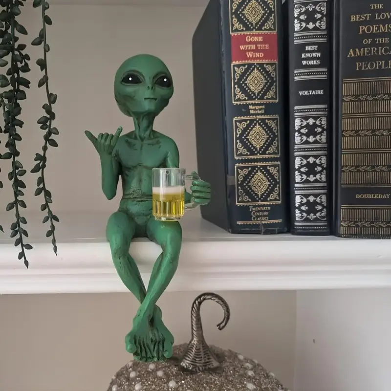 Alien Design Beer Drinking Statue, 1 Box Fun & Humorous Outer Space Decor, Alien Figurine with Beer Mug, Ideal Gift for Sci-F...