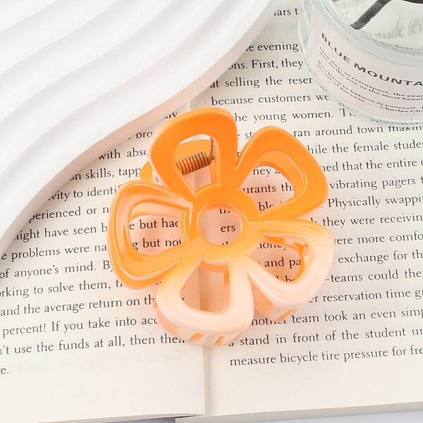 Gradient Hollow Flower Plastic Claw Hair Clips