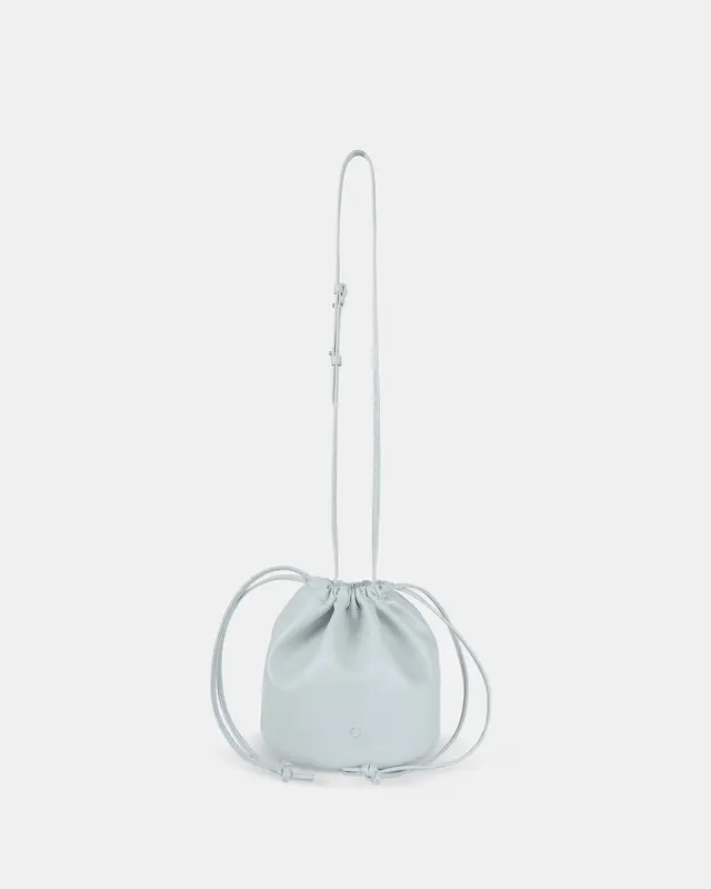 ?? BO Drawstring Corn Leather | Color: Smoke