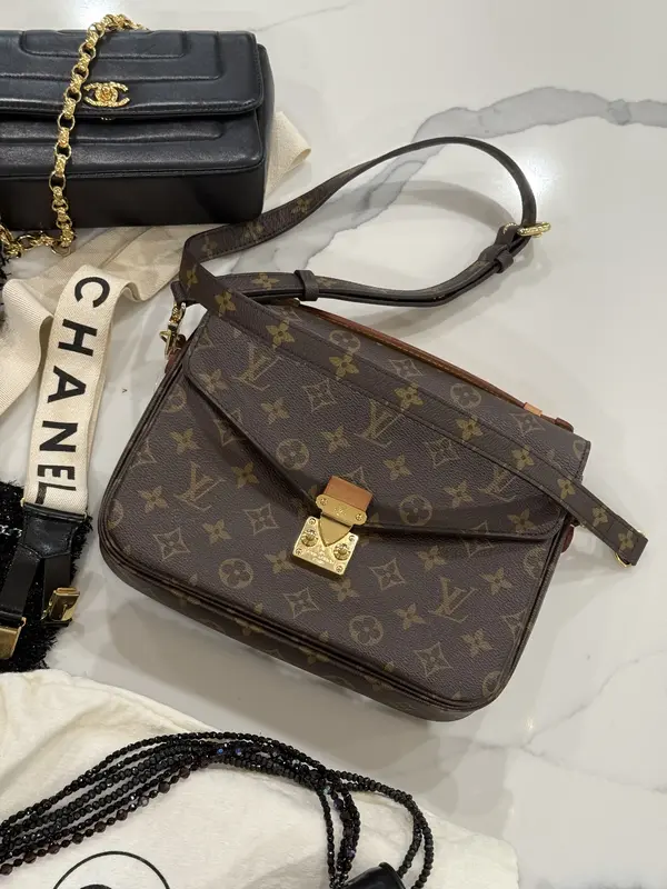 Pre-owned Louis Vuitton leather Crossbody Bags Matis Pouchette Microchipped